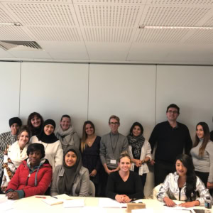 groupe de classe posant devant la caméra