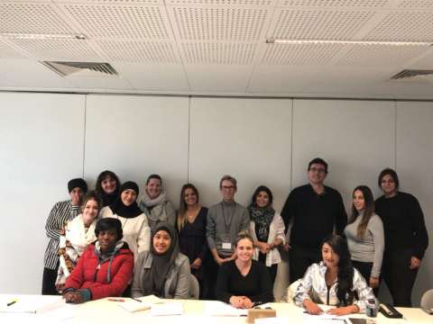groupe de classe posant devant la caméra