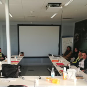 plusieurs personnes assises autour d'une table de classe