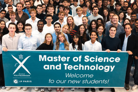 Groupe d'étudiants tenant une banderole dans leurs mains