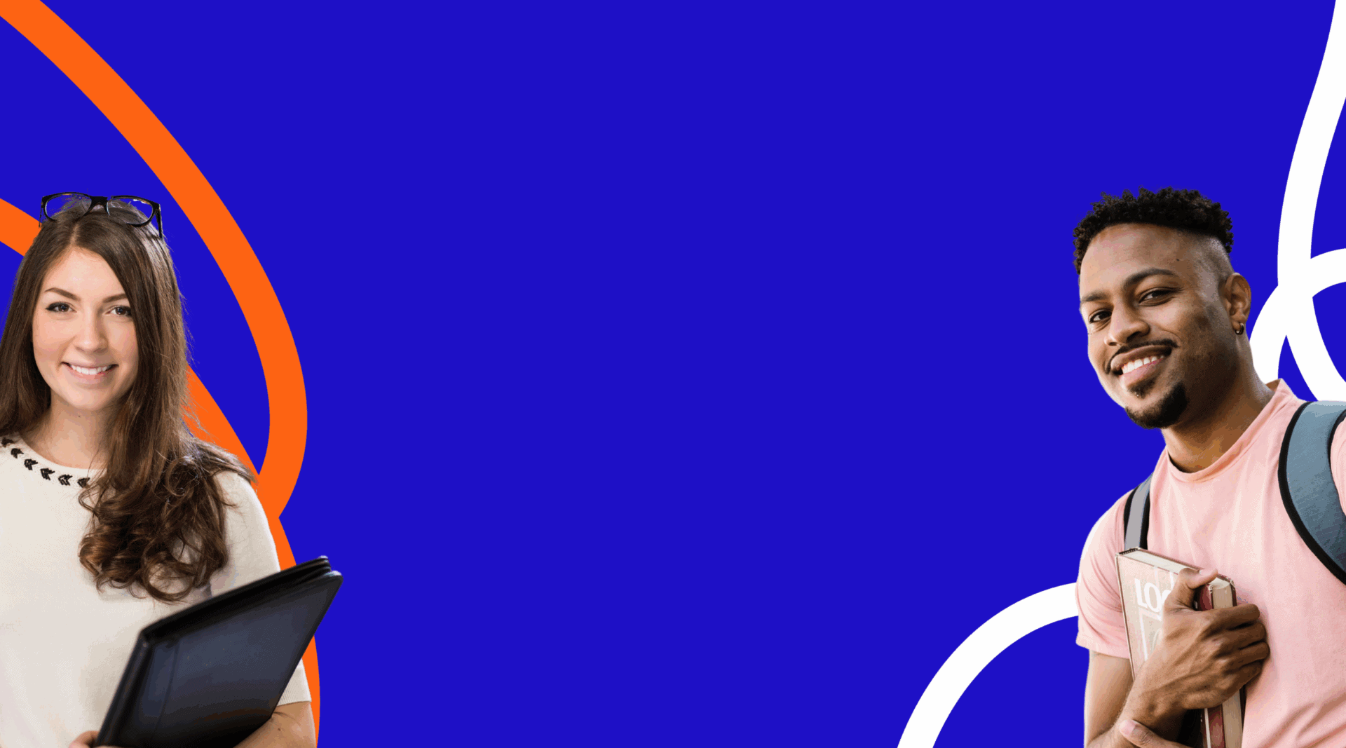 Des étudiants posant sur un fond bleu