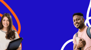 Des étudiants posant sur un fond bleu