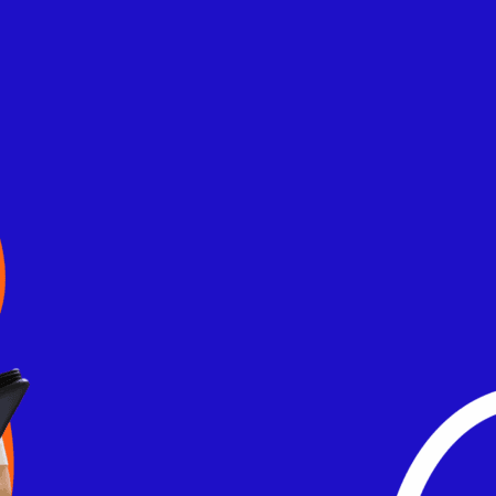 Des étudiants posant sur un fond bleu