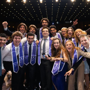 Un groupe d'étudiants posant fièrement lors de la cérémonie de remise de diplômes