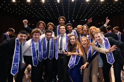 Un groupe d'étudiants posant fièrement lors de la cérémonie de remise de diplômes