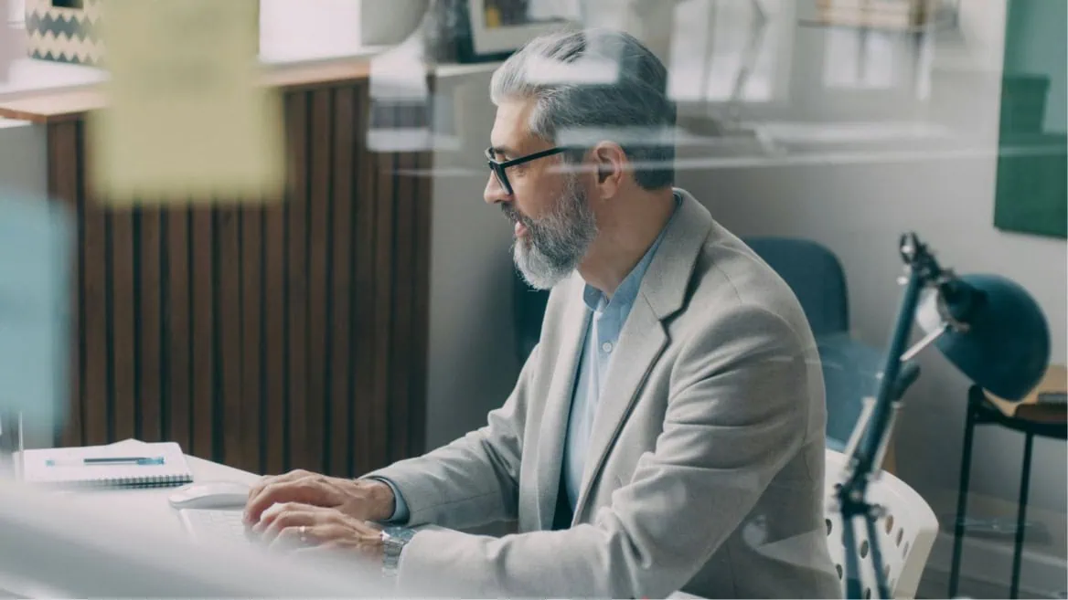 personne 50 ans sur ordinateur