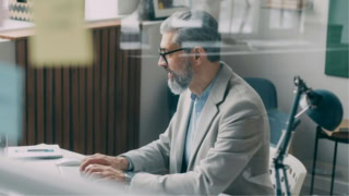 personne 50 ans sur ordinateur