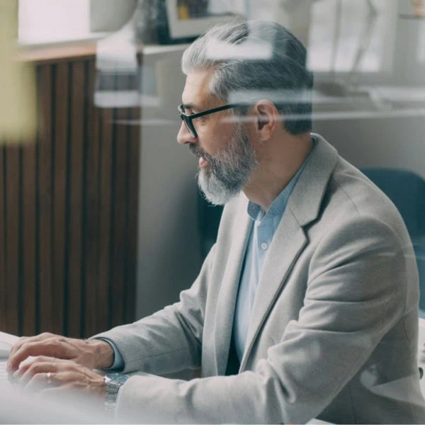 personne 50 ans sur ordinateur