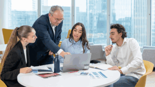 Les élèves de l'ESCE formés aux enjeux internationaux.