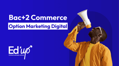 Un homme avec un haut parleur dans la main pour représenter une formation