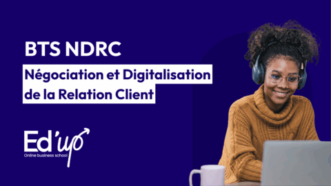 Une femme devant un ordinateur sur fond violet pour illustrer une formation