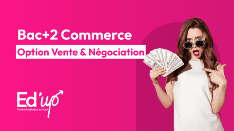 Une femme tenant des billets sur fond rose pour illustrer une formation