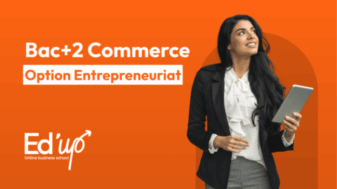 Une femme tenant une tablette dans les mains pour représenter une formation