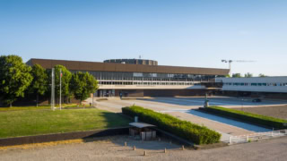 Vue de loin du campus de l'école polytechnique