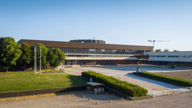 Vue de loin du campus de l'école polytechnique