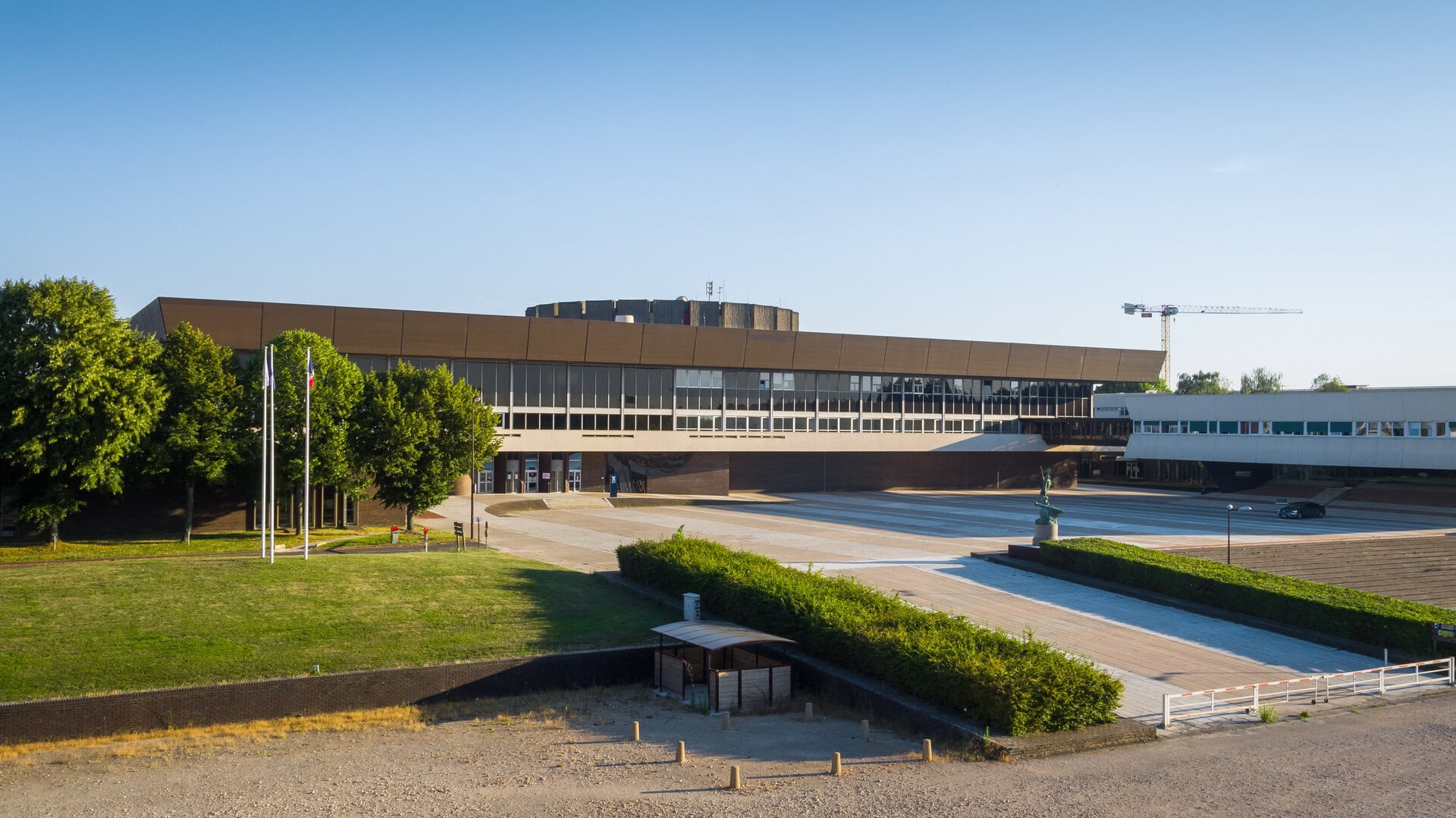 Vue de loin du campus de l'école polytechnique