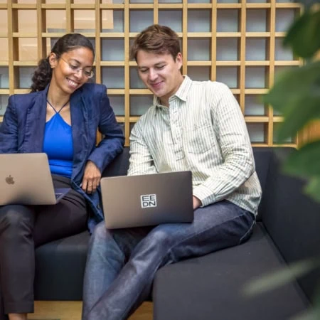 Étudiants assis dans un canapé avec un ordinateur
