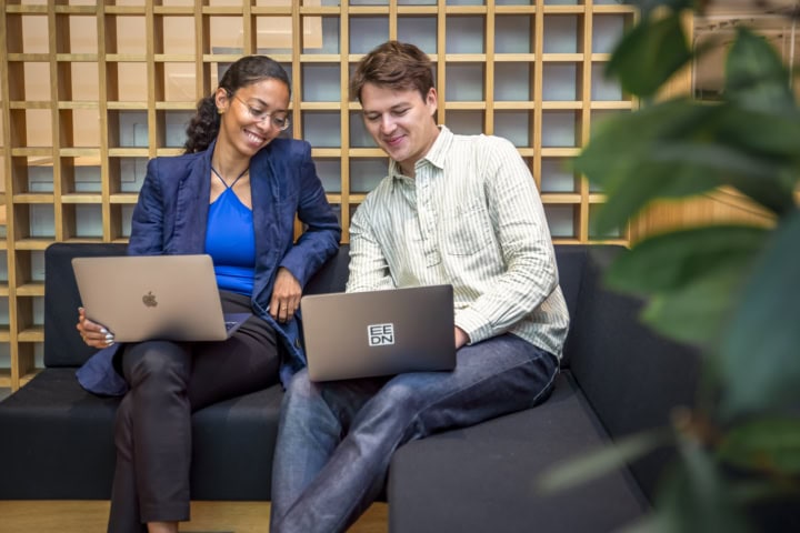 Étudiants assis dans un canapé avec un ordinateur