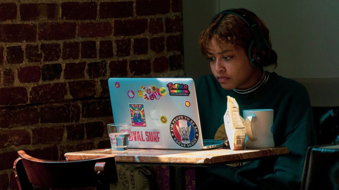 Fille consulte son ordinateur