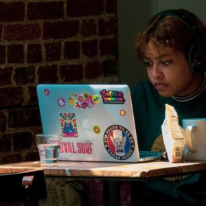 Fille consulte son ordinateur