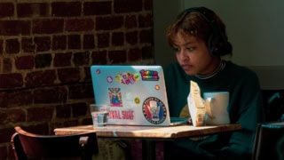 Fille consulte son ordinateur