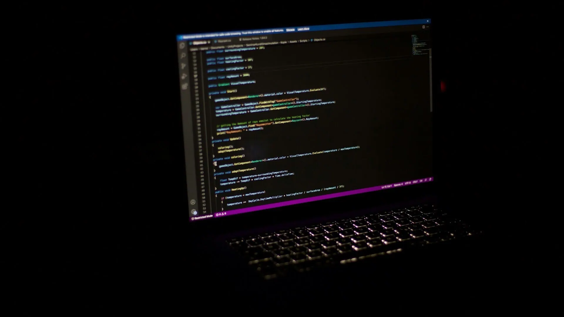 Ordinateur avec ligne de code informatique