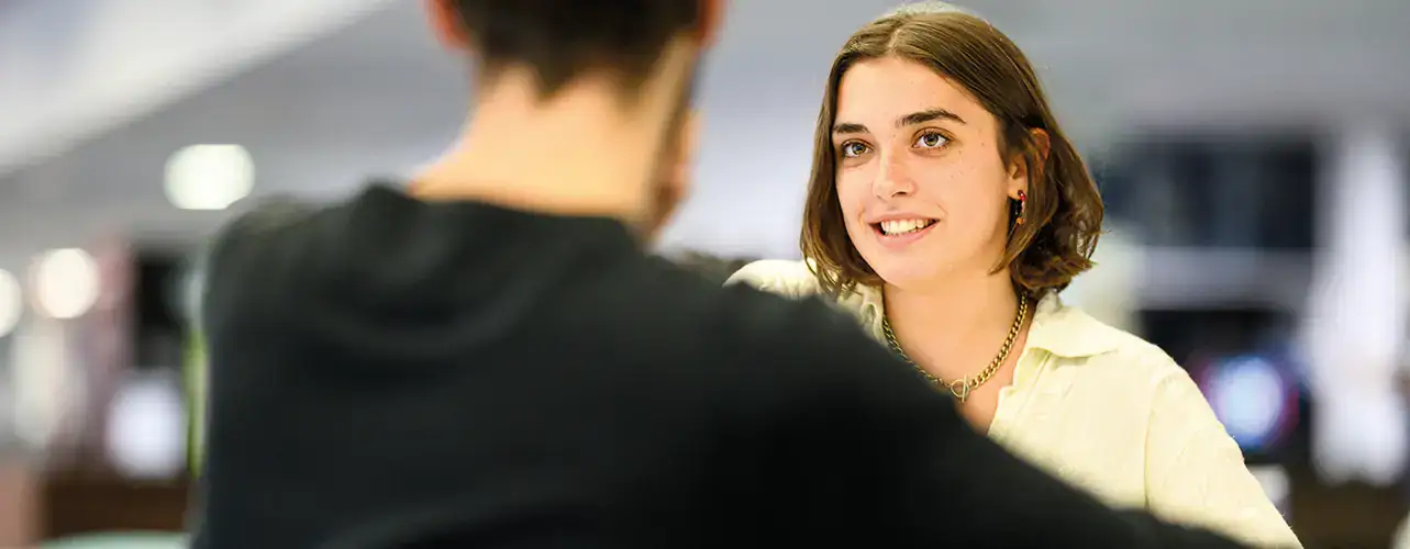 2 personnes entrain de parler pour illustrer la stratégie KEDGE 30