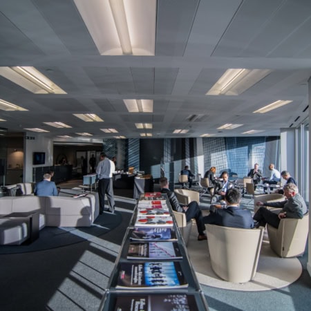 Groupe de personnes dans un hall de l'EDHEC