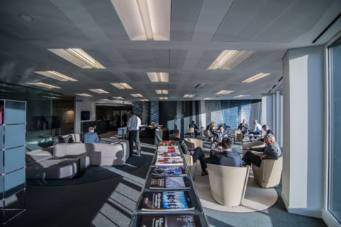 Groupe de personnes dans un hall de l'EDHEC