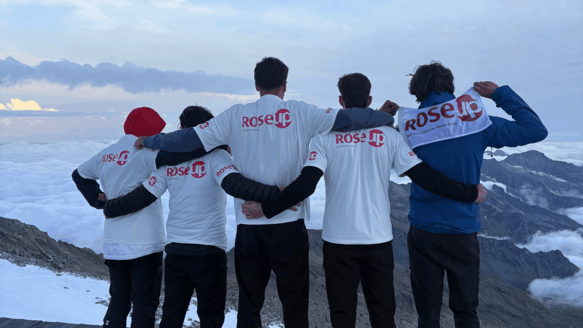 Des étudiants en haut du Mont Rose pour Octobre Rose.