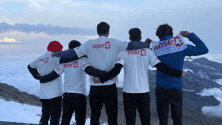 Des étudiants en haut du Mont Rose pour Octobre Rose.