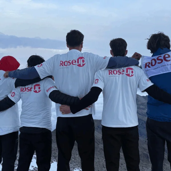 Des étudiants en haut du Mont Rose pour Octobre Rose.