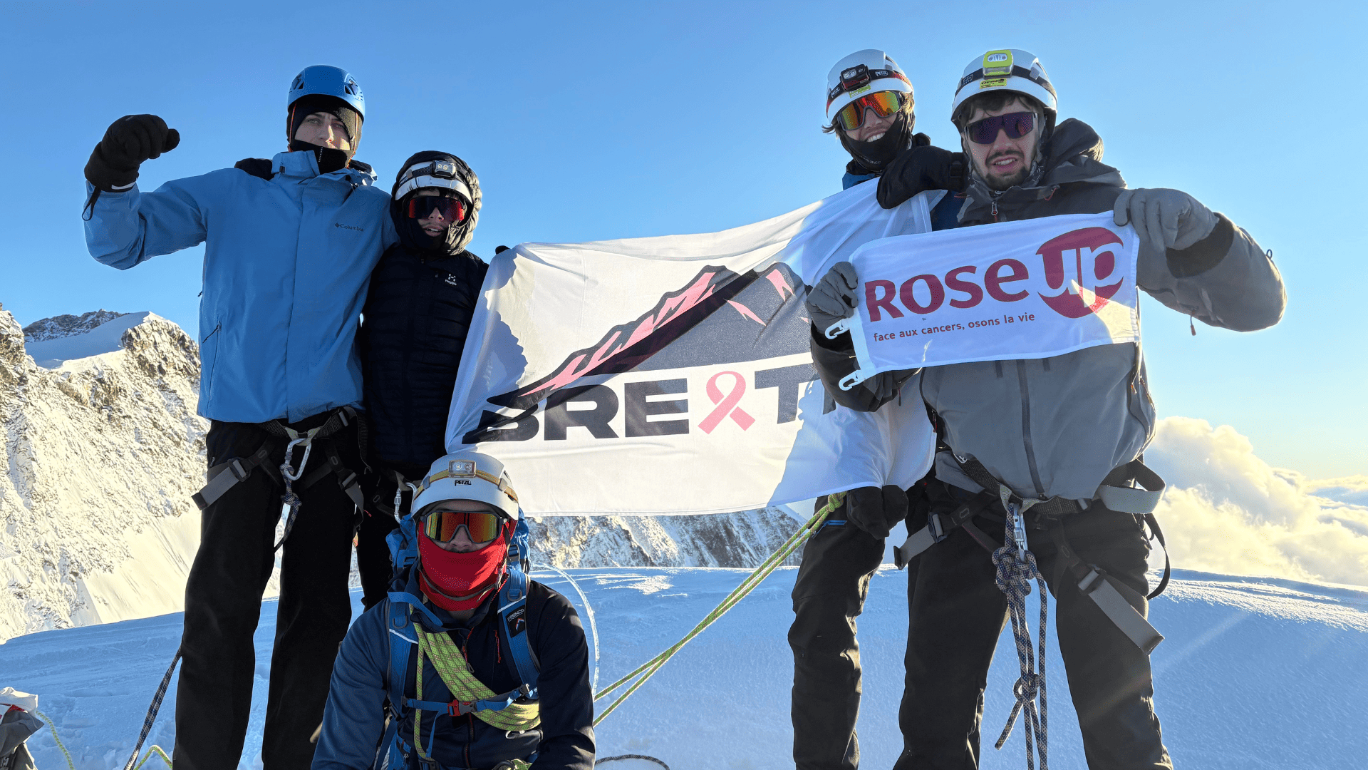Des étudiants en haut du Mont Rose pour Octobre Rose.