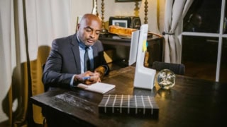 Personne d'environ 40 ans qui prend des notes