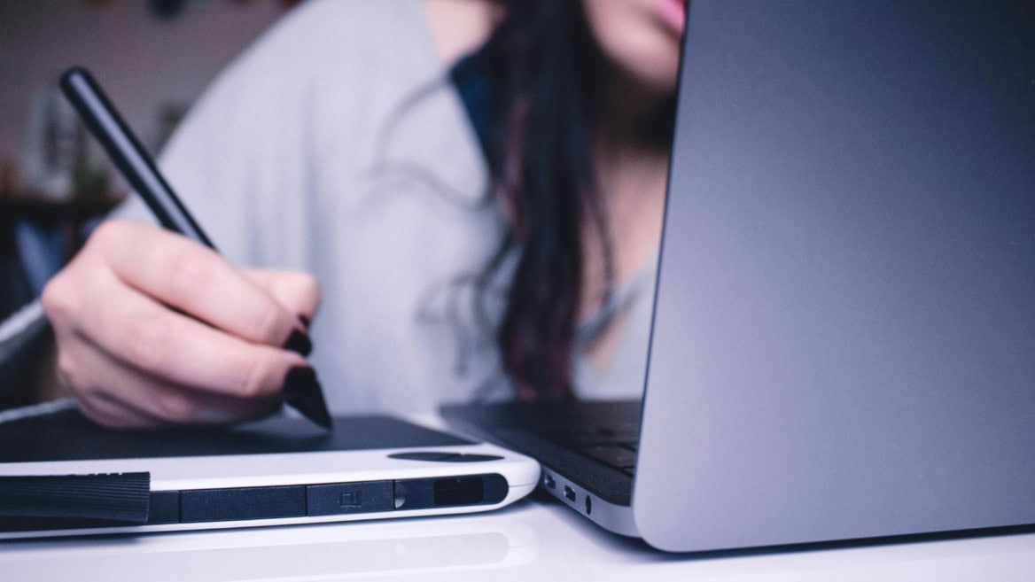 personne avec un ordinateur