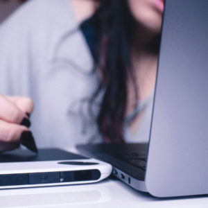 personne avec un ordinateur