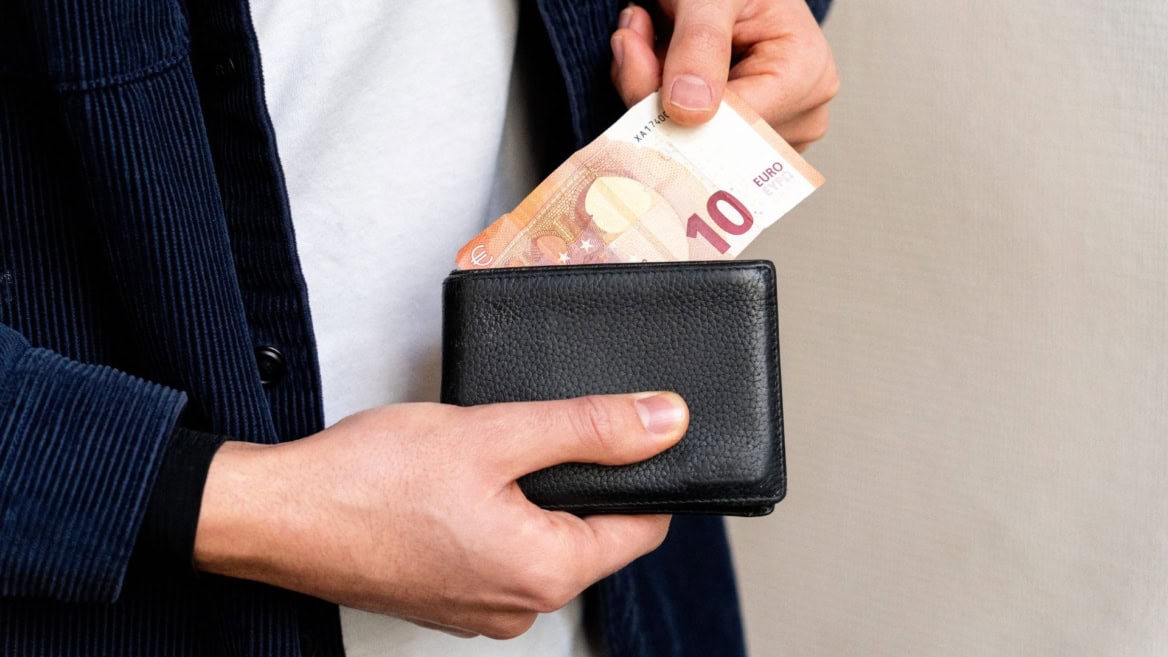 personne qui sort de l'argent de son portefeuille