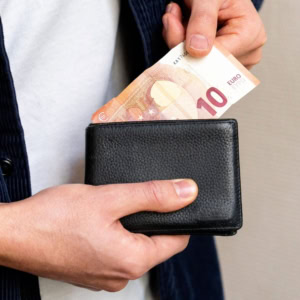 personne qui sort de l'argent de son portefeuille