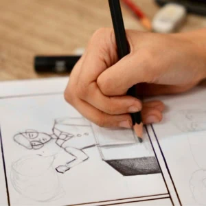 main en train de dessiner