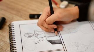 main en train de dessiner