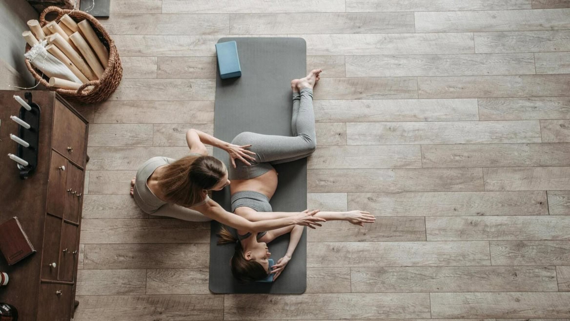 Prof de yoga qui fait un cours