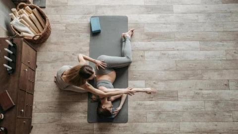 Prof de yoga qui fait un cours