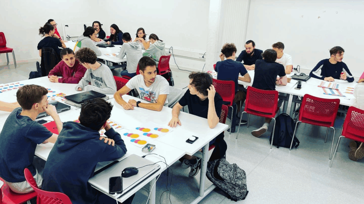 Des jeunes en atelier serious game.