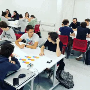 Des jeunes en atelier serious game.