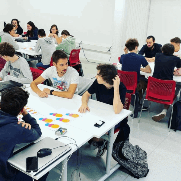 Des jeunes en atelier serious game.