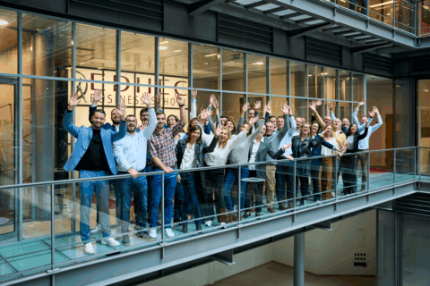 Une équipe posant au sein de l'EDHEC