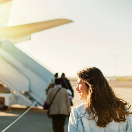 Une femme marchant à côté d'un avion
