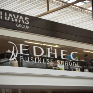 Vue d'en bas des locaux de l'EDHEC