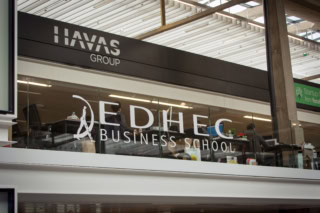 Vue d'en bas des locaux de l'EDHEC