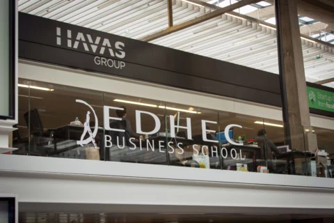 Vue d'en bas des locaux de l'EDHEC